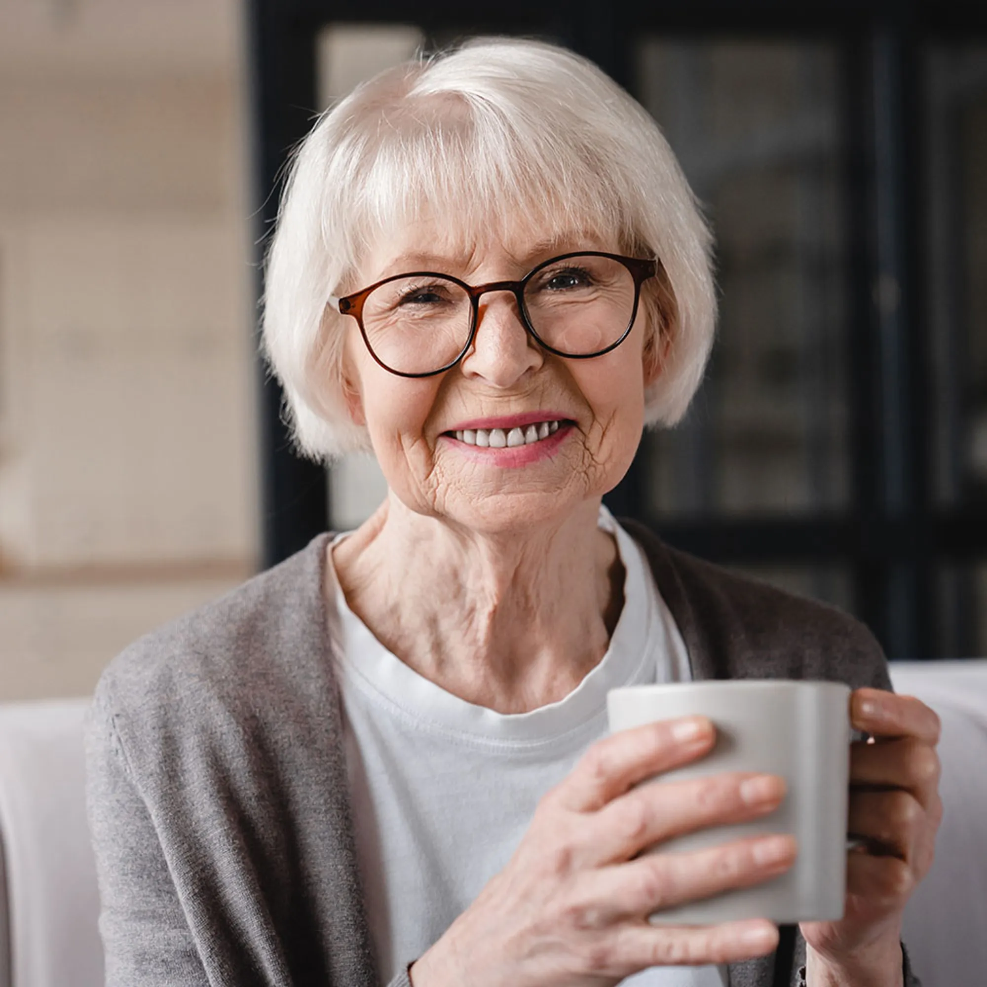 Krankenschwestern plaudern und lachen in Arbeitspause