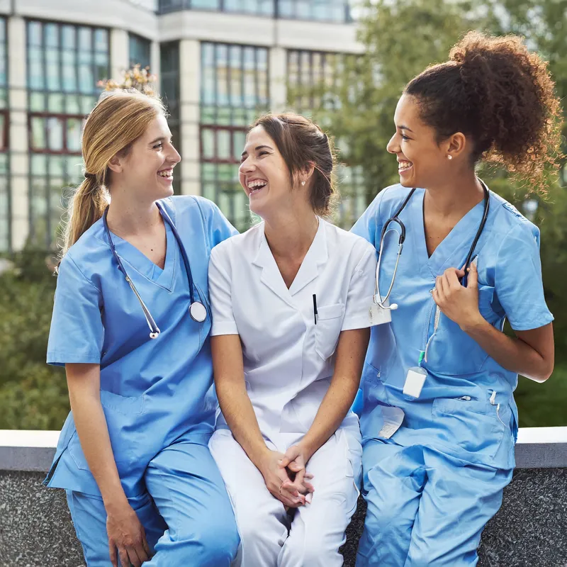 Senior:innen machen ein Selfie und lachen